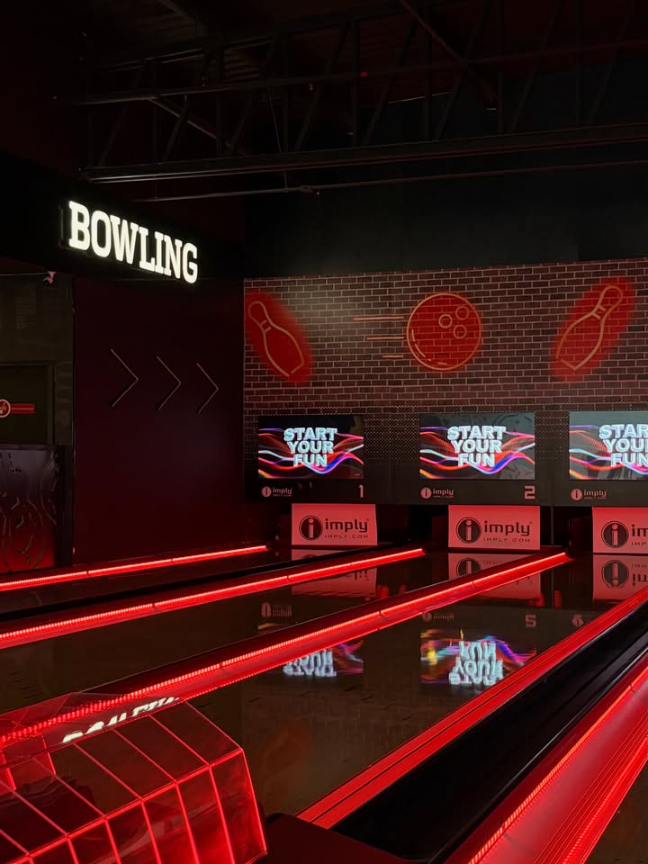 Pistas de boliche iluminadas do Rock & Ribs