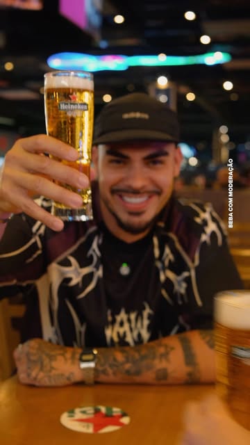 Cliente brindando no Rock & Ribs