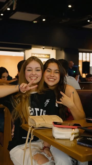 Clientes no salão do Rock & Ribs